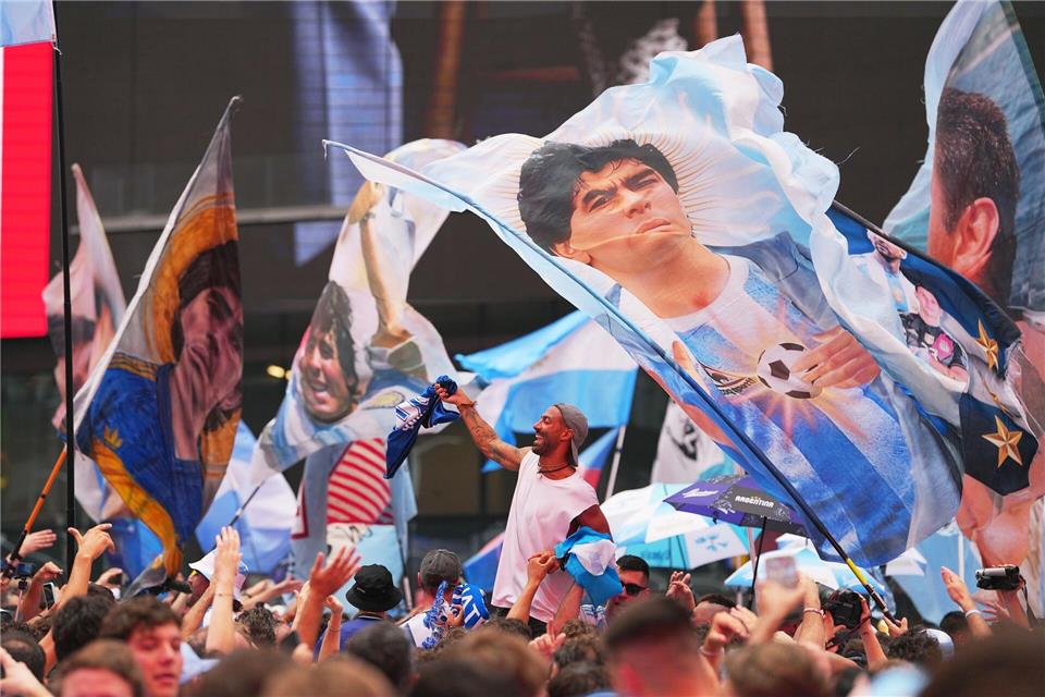 Auch Fußball-Legende Diego Maradona war auf vielen Fahnen abgebildet.Julio Cortez/AP/dpa