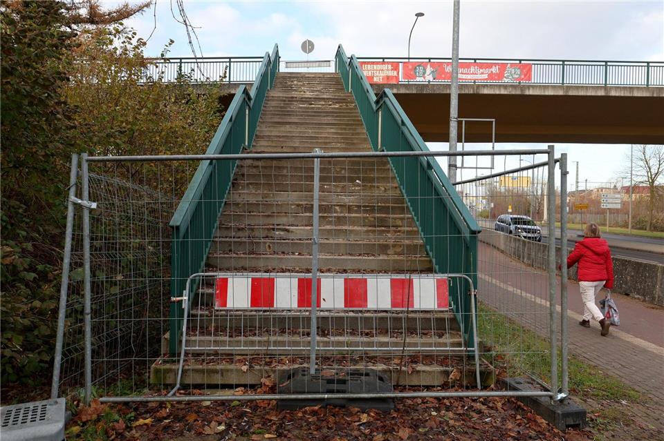 Auch Fußgänger dürfen nicht mehr über die Brücke gehen.Bernd Wüstneck/dpa