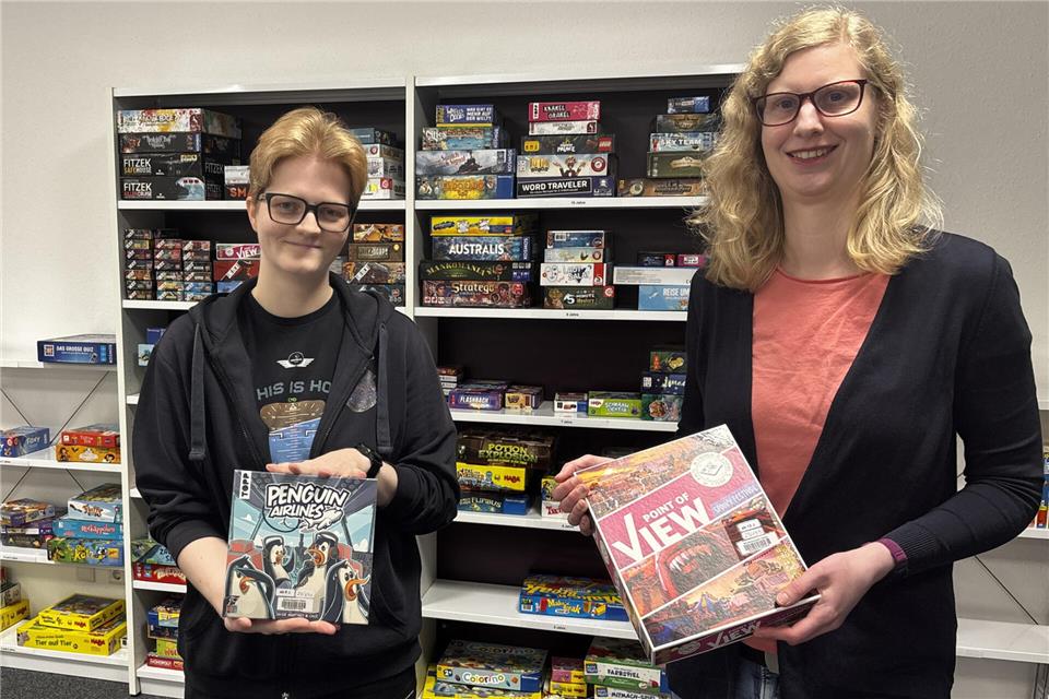 Auch Gesellschaftsspiele sind wieder sehr gefragt: Lea Kemper (links) und Meike Lütkebohmert fahren deswegen extra zur Spielemesse in Essen.