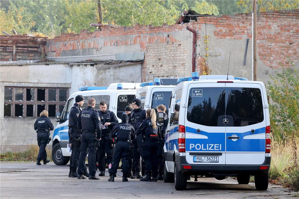 „Nadel im Heuhaufen“ - Achtjähriger Fabian weiter vermisst Auch Gewässer sollten am Montag abgesucht werden.Bernd Wüstneck/dpa
