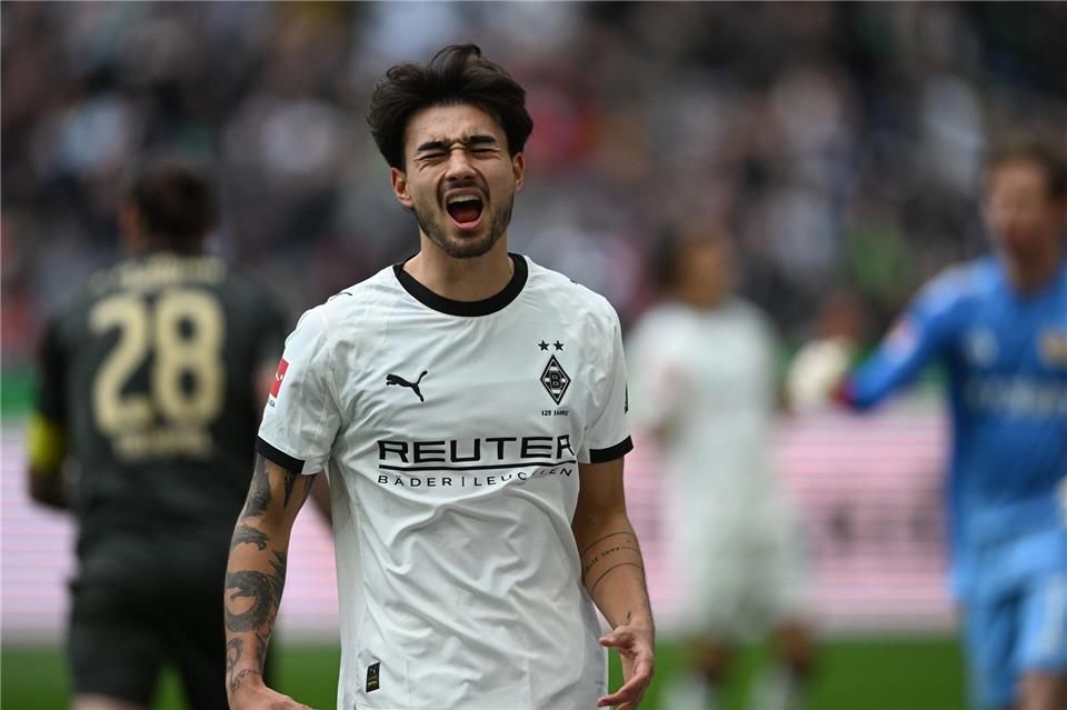 Auch Gladbachs Castrop traf das Tor nicht.Fabian Strauch/dpa