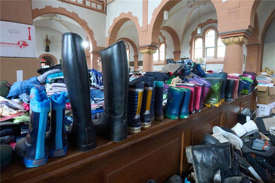 Auch Gummistiefel für Kinder gehörten zu den benötigten Hilfsgütern nach der Flut. (Archivbild)Thomas Frey/dpa