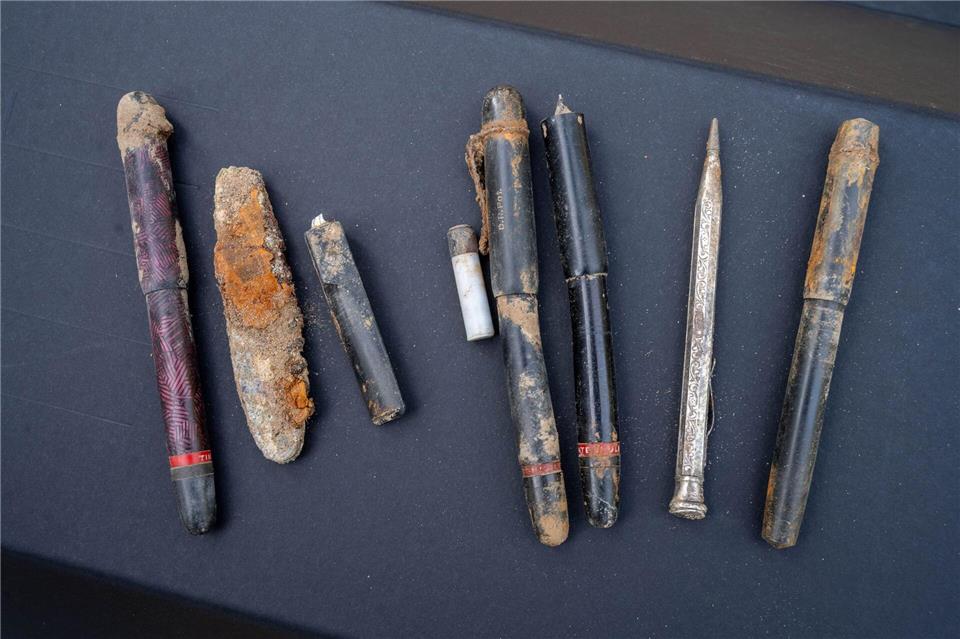 Auch Habseligkeiten der Kriegstoten wurden gefunden.Stefan Sauer/dpa