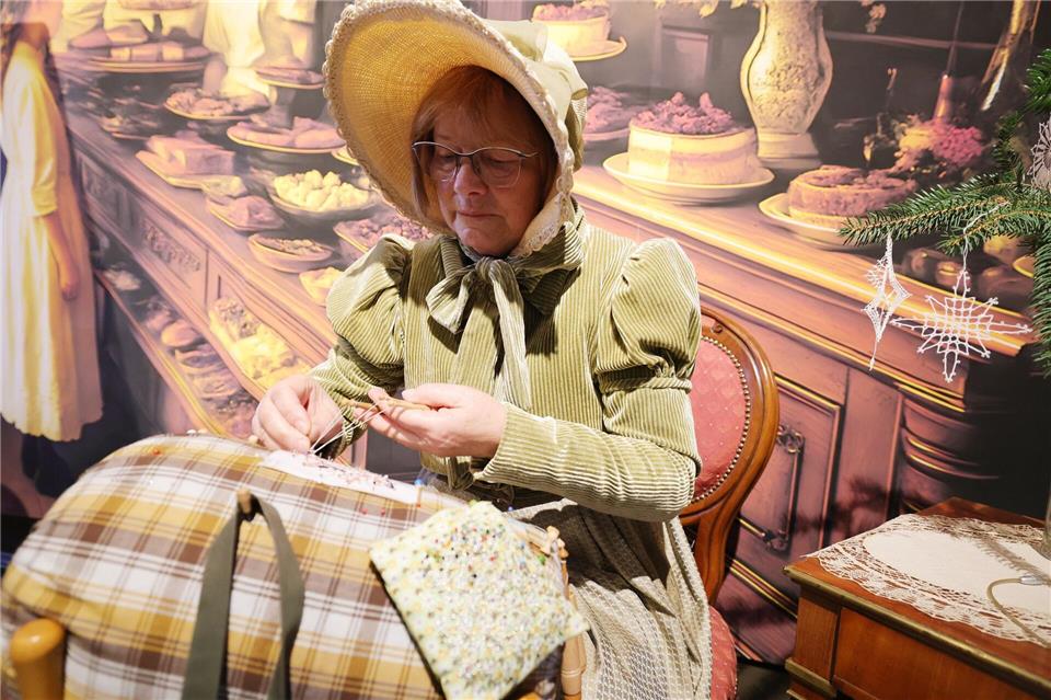 Auch Handarbeit wird bei der „Romantischen Fürstenweihnacht“ demonstriert.Bodo Schackow/dpa