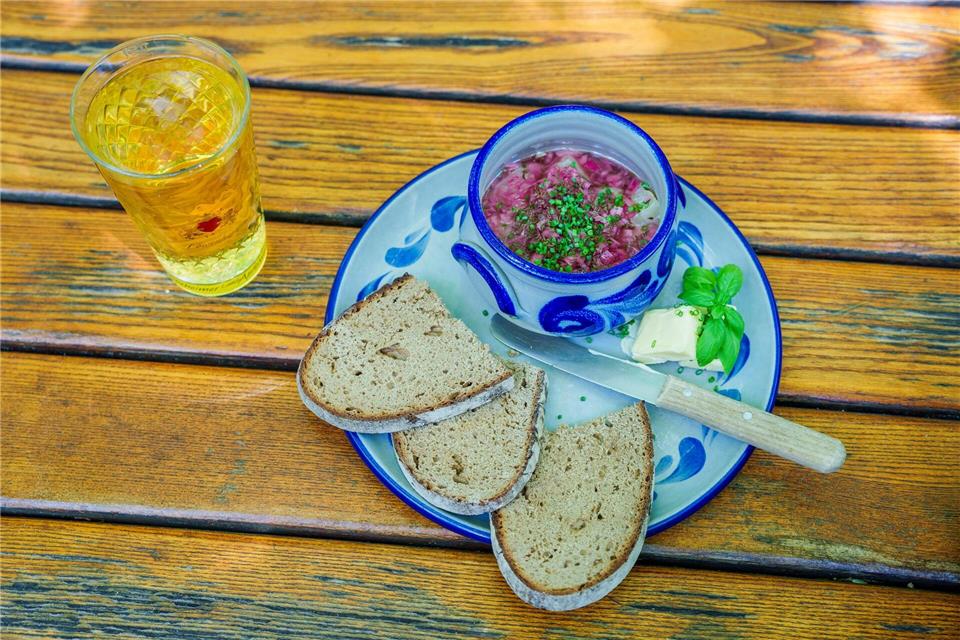 Auch Handkäse mit Musik wird in der Gaststätte „Löwenherz“ angeboten. Andreas Arnold/dpa