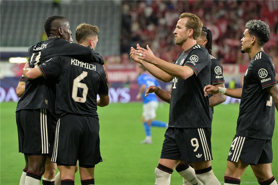 Jackson zündet erstmals für Bayern: „Fühle mich zu Hause“ Auch Harry Kane (M) gratuliert Nicolas Jackson (l) zu seinem Premierentreffer. Peter Kneffel/dpa