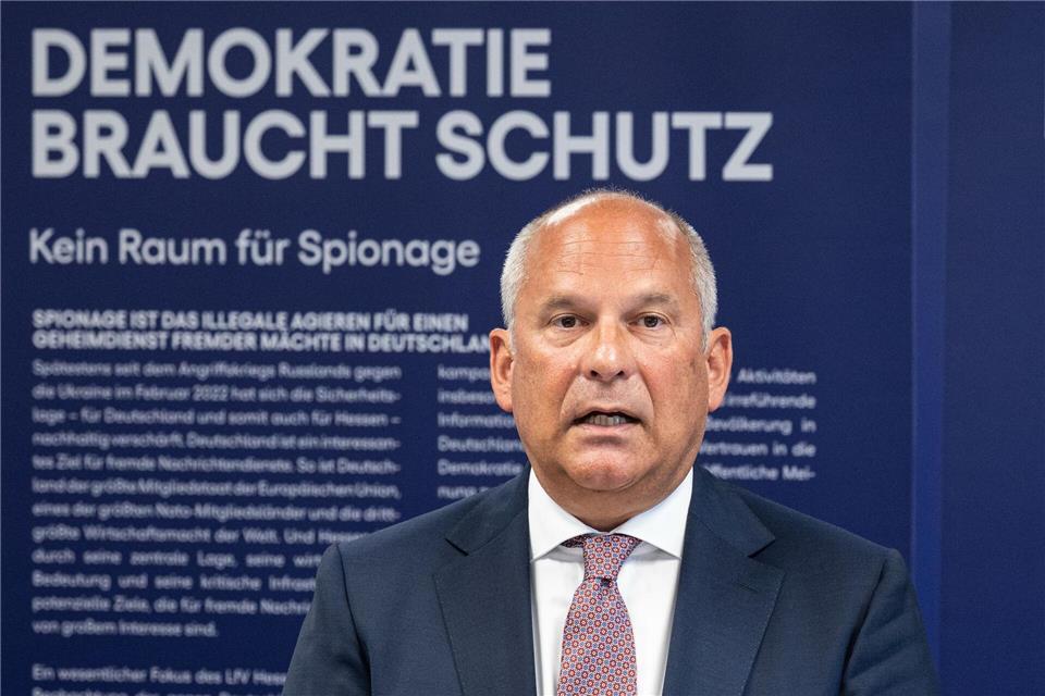 „Auch Hessen wird immer häufiger gezielt von ausländischen Nachrichtendiensten und nicht-staatlichen Gruppen angegriffen“, erläuterte Innenminister Roman Poseck (CDU).Hannes Albert/dpa