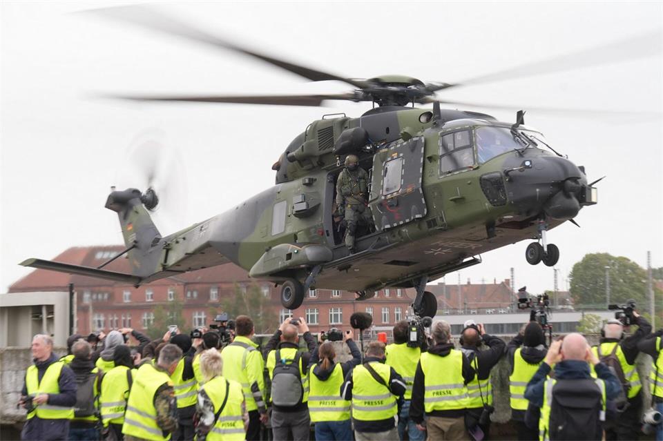 Auch Hubschrauber kommen bei der Übung „Red Storm Charlie“ zum Einsatz.Marcus Brandt/dpa