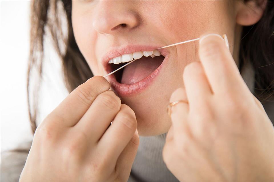 Auch Implantate brauchen gründliche Pflege: Zahnseide oder Interdentalbürstchen sorgen für saubere Zwischenräume und beugen Entzündungen vor.picture alliance / dpa Themendienst