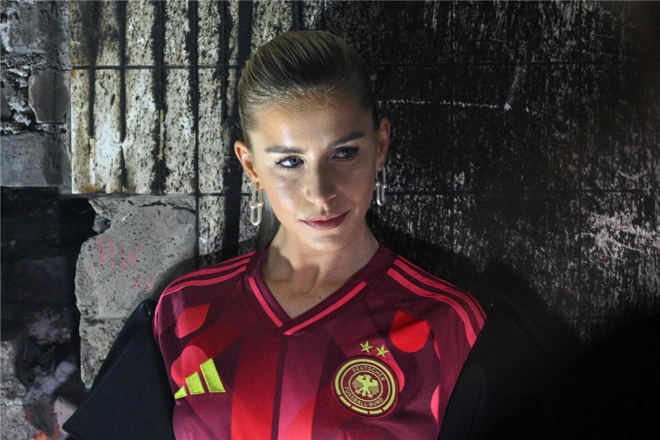 Auch Influencerin Caro Daur zeigte sich schon in dem neuen Trikot. (Archivbild)Jens Kalaene/dpa