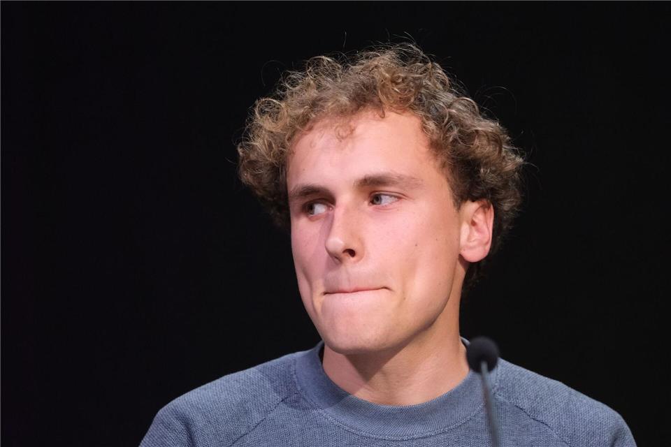 Trotz und Tränen: Grüne-Jugend-Chefin Nietzards Abschied Auch Jakob Blasel war sichtlich gerührt.Sebastian Willnow/dpa