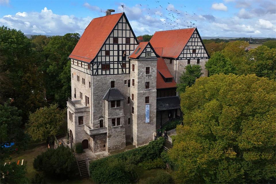 Auch Juliane Balmer schätzt die besondere Atmosphäre an ihrem Arbeitsplatz in der ehemaligen Wasserburg Seebach. Martin Schutt/dpa
