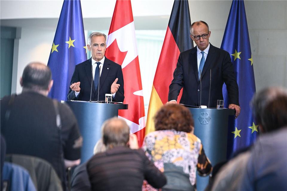 Kieler Werft hofft auf kanadischen U-Boot-Auftrag Auch Kanadas Premierministr Mark Carney (links) besuchte die Werft.Britta Pedersen/dpa