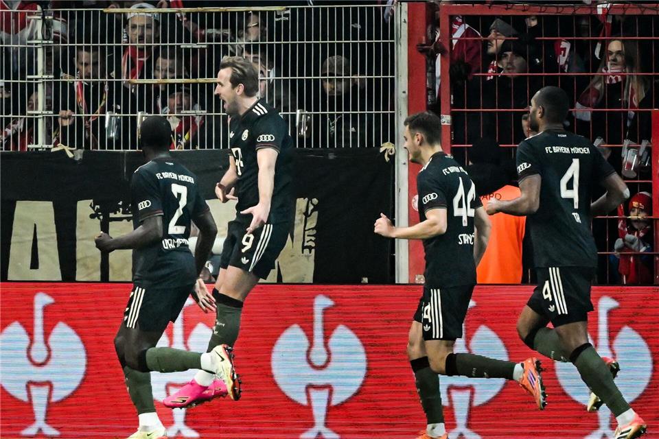 Auch Kane (M.) traf nach einem ruhenden Ball.Soeren Stache/dpa