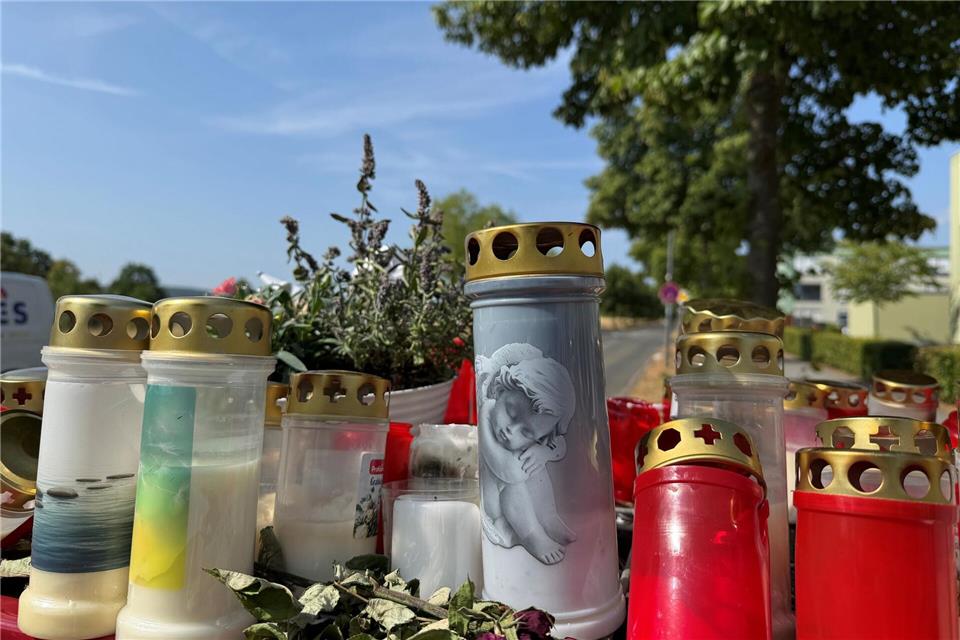 Auch Kerzen stehen am Ort, an dem der 22-Jährige vor einer Woche tödlich verletzt wurde.Birgit Reichert/dpa