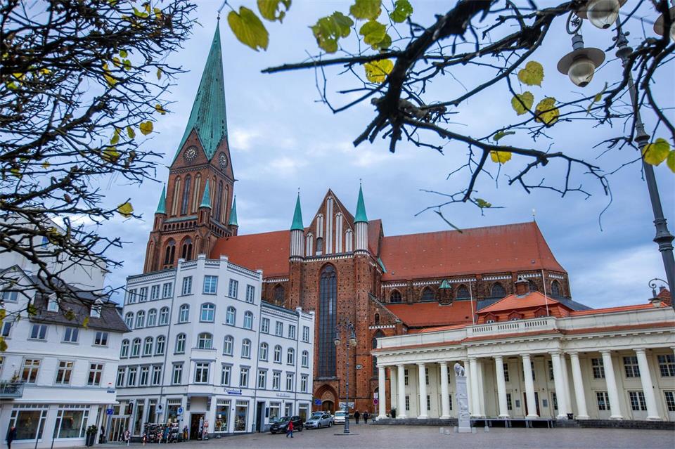 Auch Kirchen und andere Religionsgemeinschaften in Mecklenburg-Vorpommern haben sich nun zur anstehenden Landtagswahl positioniert. (Archivbild)Jens Büttner/dpa