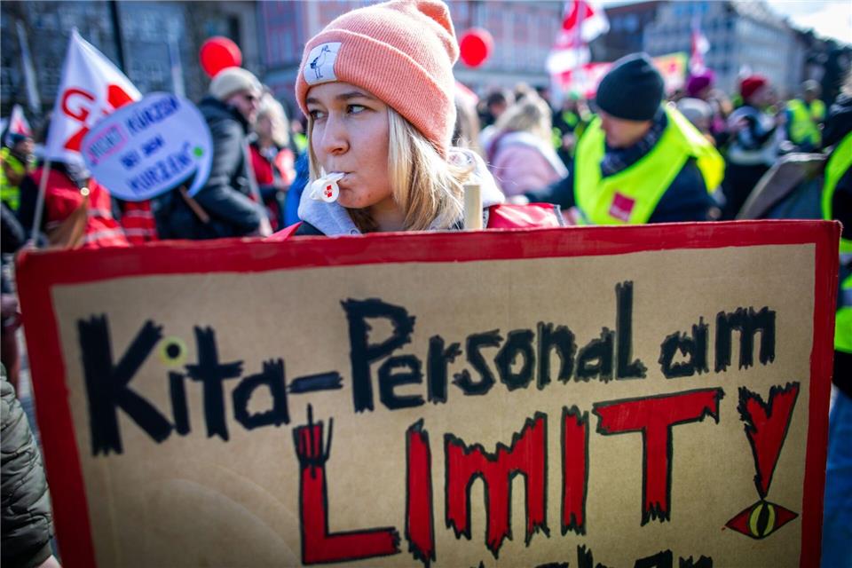 Auch Kitas in MV könnten laut Sozialverbänden von Sparmaßnahmen betroffen sein. (Symbolbild)Jens Büttner/dpa