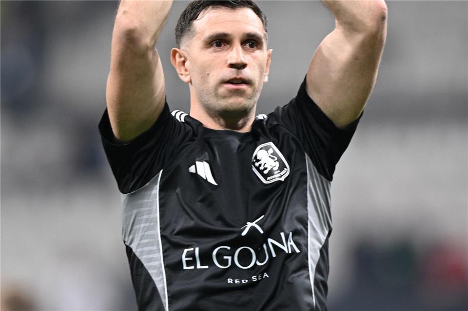Auch Klatschen ging noch trotz des trotz gebrochenen Fingers: Villa-Torwart Emiliano Martínez.Mustafa Alkac/dpa
