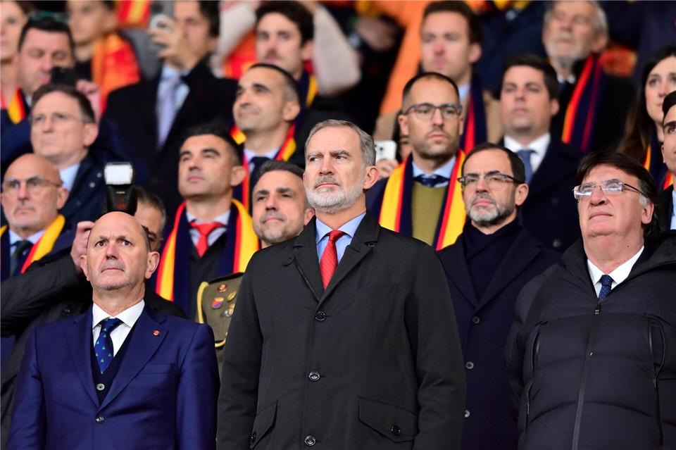 Auch König Felipe VI. von Spanien (vorne Mitte) besuchte das Nations-League-Finale. Sebastian Christoph Gollnow/dpa