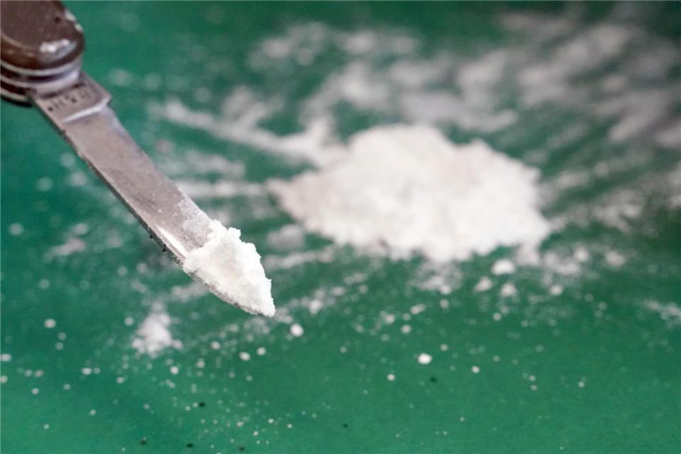 Auch Kokain wurde bei den Durchsuchungen sichergestellt. (Symbolbild)Marcus Brandt/dpa