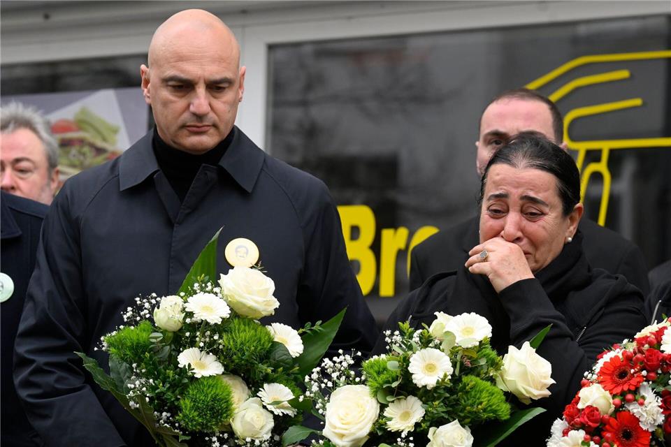 Auch Kubaşıks Witwe Elif und der Dortmunder Oberbürgermeister Alexander Kalouti (l) nahmen teil.Roberto Pfeil/dpa