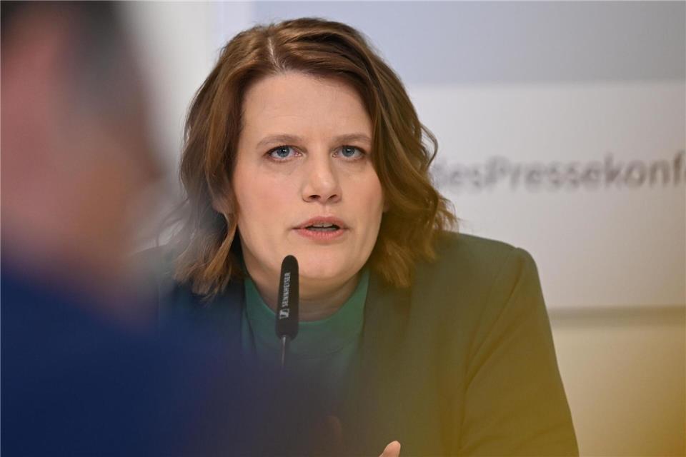 Auch Kultusministerin Hamburg sieht die Gefahren für Kinder, deren Bilder online gezeigt werden. (Archivbild)Shireen Broszies/dpa