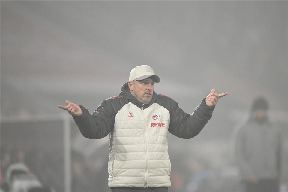 Auch Kwasniok stand einige Zeit lang im Rauch.Federico Gambarini/dpa