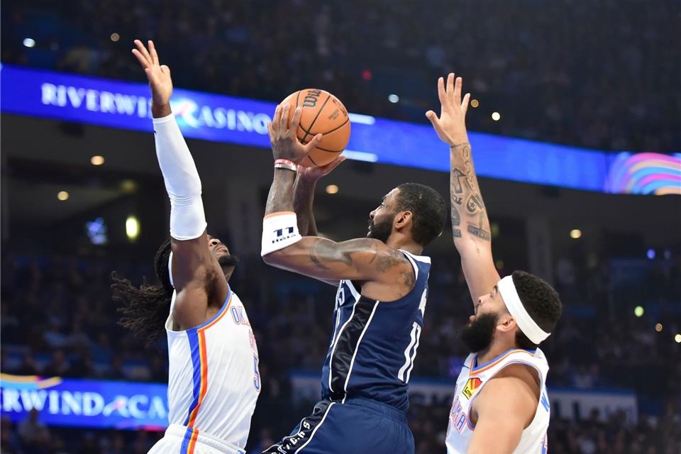 Auch Kyrie Irving (M.) konnte die Niederlage der Dallas Mavericks nicht verhindern.