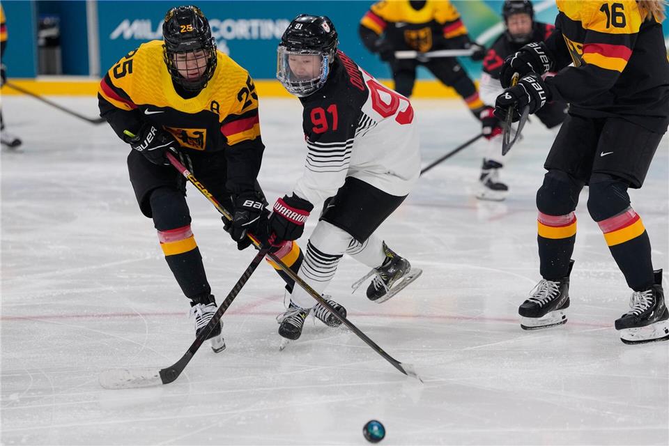 Auch Laura Kluge (l) konnte sich gegen Japan in die Liste der Torschützinnen eintragen.Petr David Josek/AP/dpa