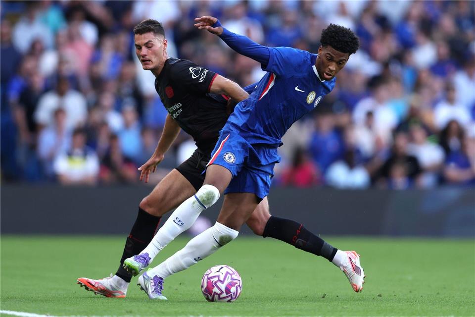 Auch Leverkusens Stürmer Patrik Schick (l) konnte die Testspiel-Niederlage gegen den FC Chelsea nicht abwenden.Paul Terry/CSM via ZUMA Press Wire/dpa