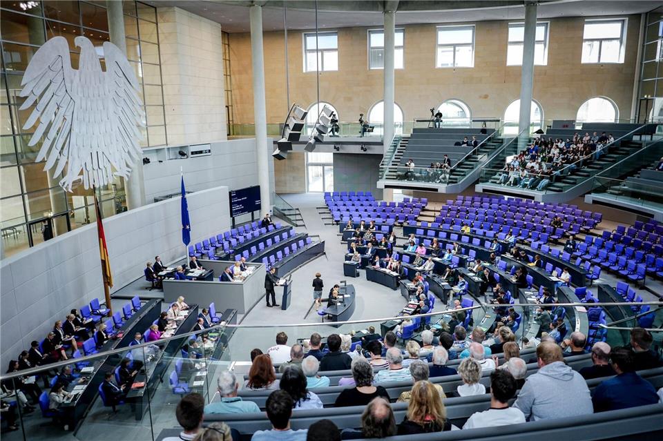 Verwaiste Wahlkreise: Bundestag ermöglicht Bürgerbesuche Auch Menschen aus Wahlkreisen ohne einen Abgeordneten sollen den Bundestag mit bezuschussten Informationsreisen besuchen können. Das hat der Ältestenrat beschlossen.Kay Nietfeld/dpa