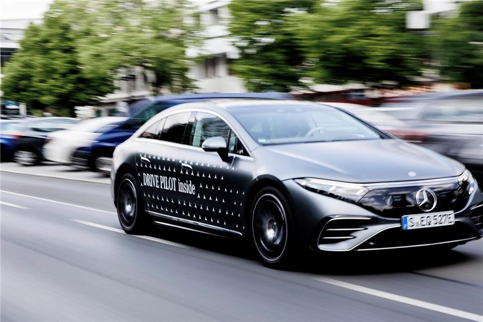 Auch Mercedes hat das Design geändert. (Archivbild)Carsten Koall/dpa
