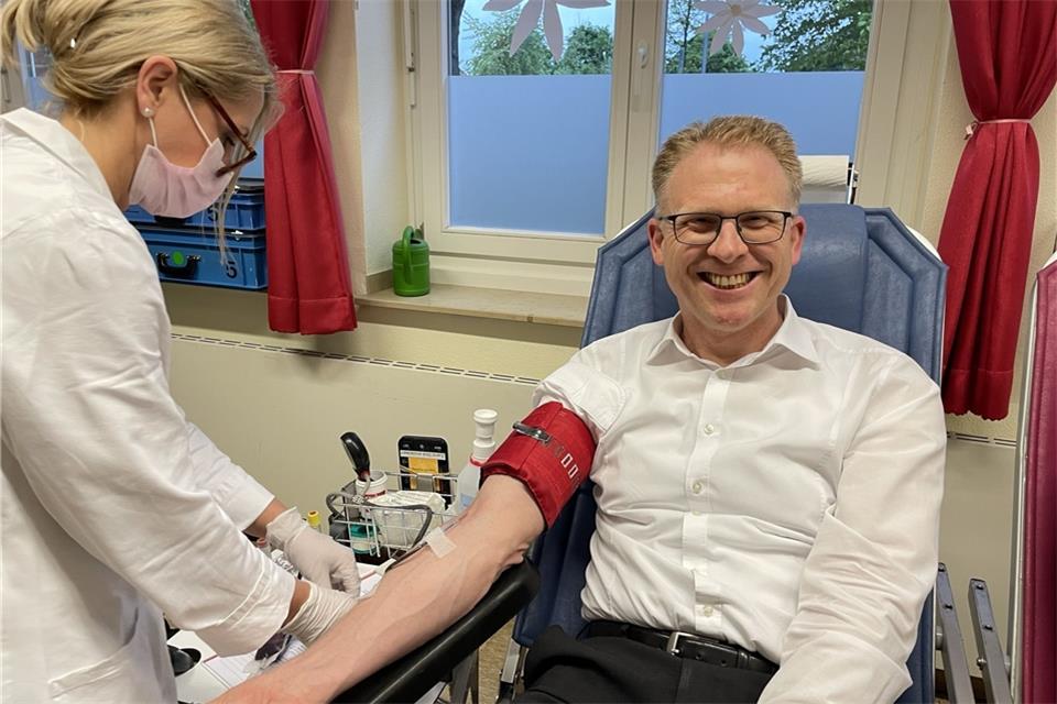 Auch Michael Weddeling, der Vorsitzende des Raesfelder DRK, hat bei der Aktion Blut gespendet.