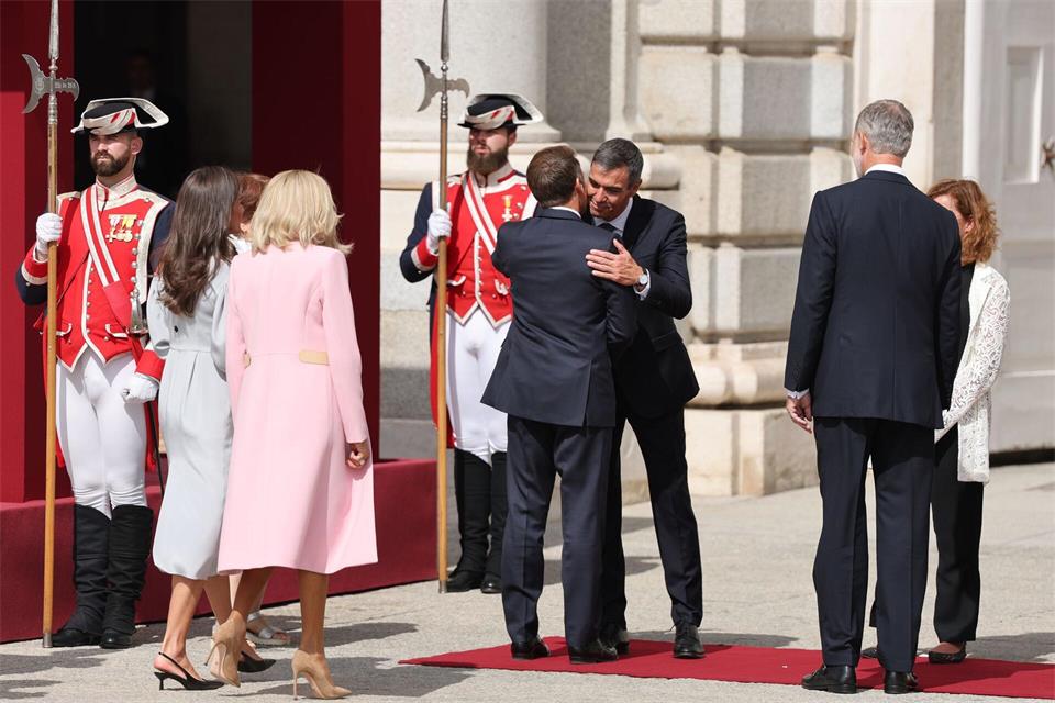 Auch Ministerpräsident Pedro Sánchez begrüßte Macron, das Treffen zwischen beiden findet aber am zweiten Tag statt.Thomas Coex/Pool AFP/AP/dpa