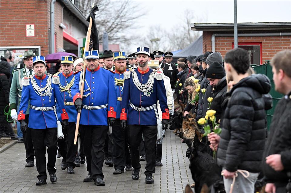 Auch Mitglieder des Schützenvereins reihen sich in den Trauerzug ein.Federico Gambarini/dpa
