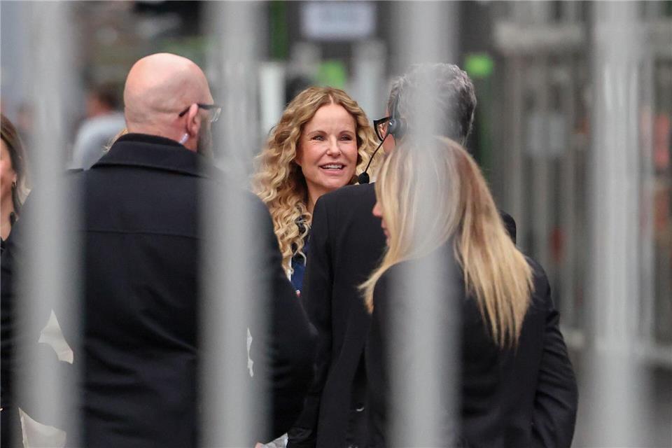 Auch Moderatorin Katja Burkard (M.) kam am Studio an.Christoph Reichwein/dpa