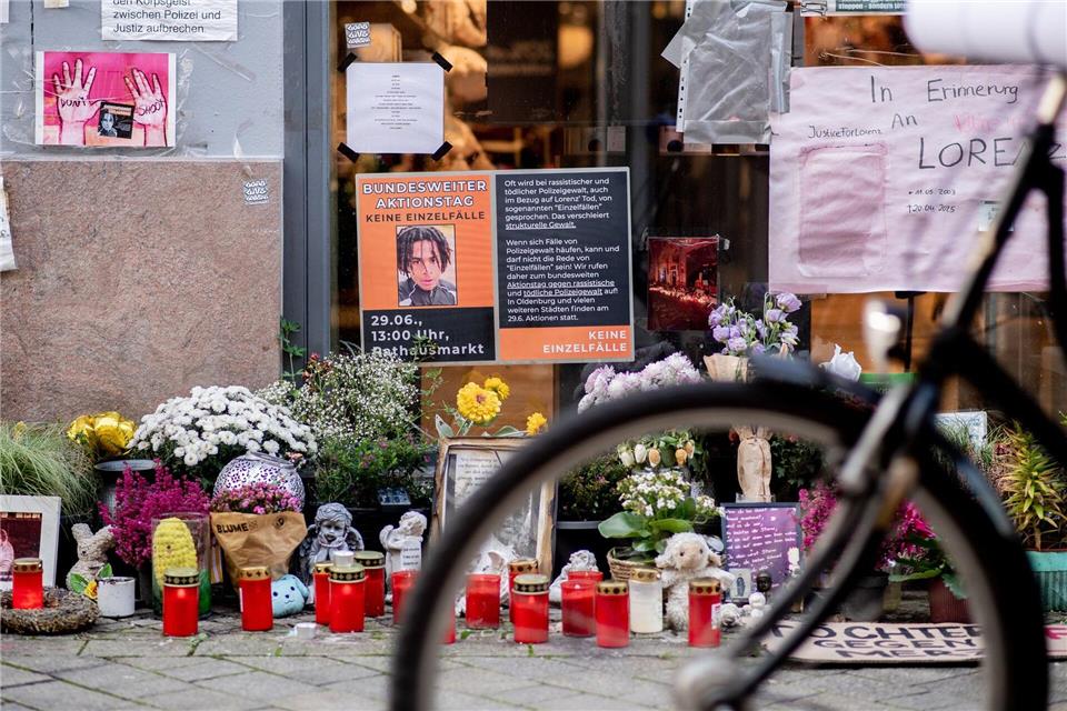 Auch Monate nach den tödlichen Schüssen hinterlassen Menschen am Tatort Blumen, Kerzen und Nachrichten im Gedenken an Lorenz. Hauke-Christian Dittrich/dpa
