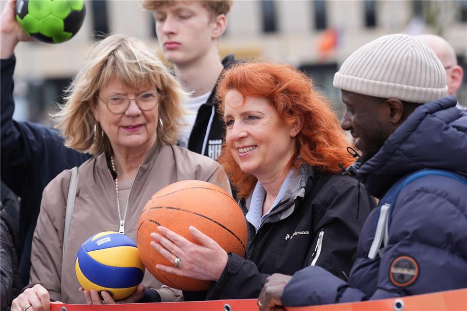 Auch Monica Lierhaus (Mitte), Journalistin und Fernsehmoderatorin, unterstützt die Initiative.Marcus Brandt/dpa