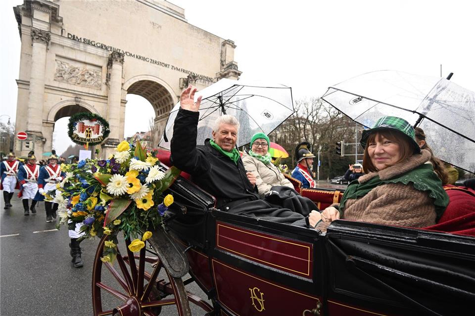 Auch Münchens SPD-Oberbürgermeister Dieter Reiter nahm mit seiner Frau Petra (rechts) und der irischen Botschafterin in Deutschland, Maeve Collins, in einer Kutsche an der Parade teil.Felix Hörhager/dpa