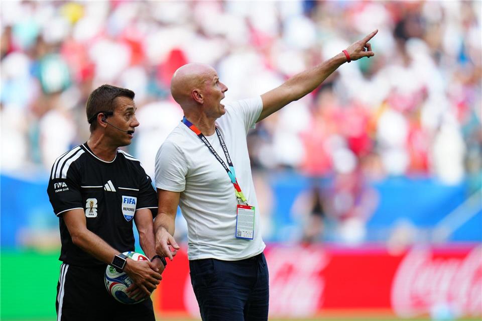Auch Norwegen-Coach Solbakken wies den Schiedsrichter in der Halbzeitpause auf das Kabel hin.Jia Haocheng/XinHua/dpa