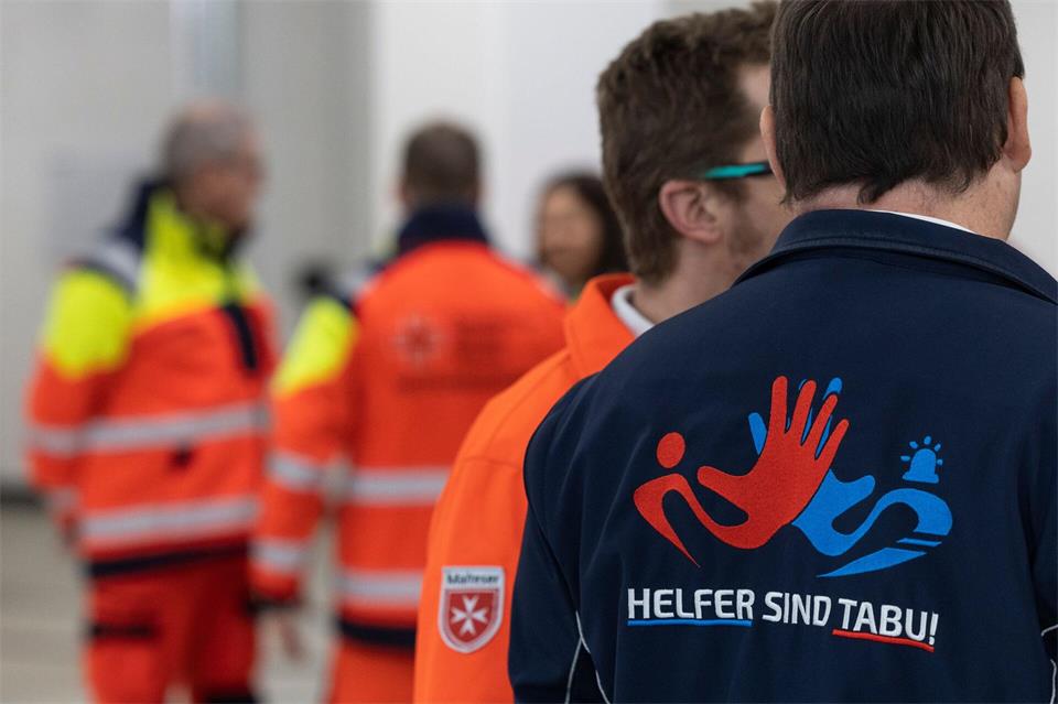 Auch Notfallsanitäter erlebten Anfeindungen und Übergriffe im Einsatz. (Symbolbild)Hannes P. Albert/dpa