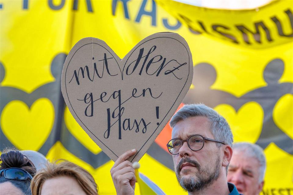 Auch Ole Krüger, Landesvorsitzender der Bündnisgrünen Mecklenburg-Vorpommern, nahm an der Demo teil.Jens Büttner/dpa