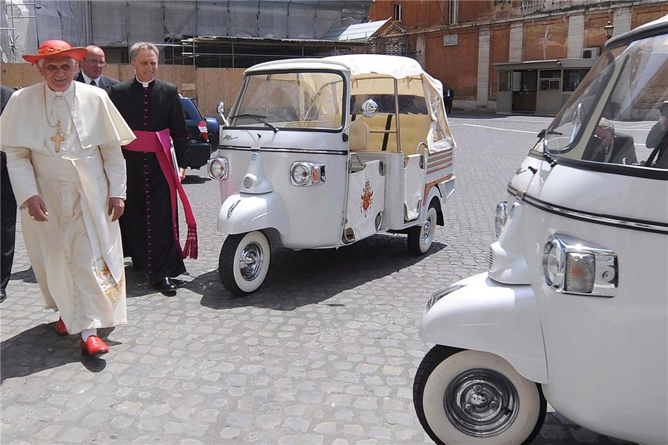 Auch Papst Benedikt XVI. bekam einst ein „Apamobil“. (Archivbild)Monteforte/Ansa/epa/Pool/dpa