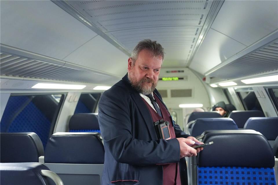 Auch Passagiere könnten den Schaffnern in Notsituationen helfen, betonte Hohn.Marcus Brandt/dpa