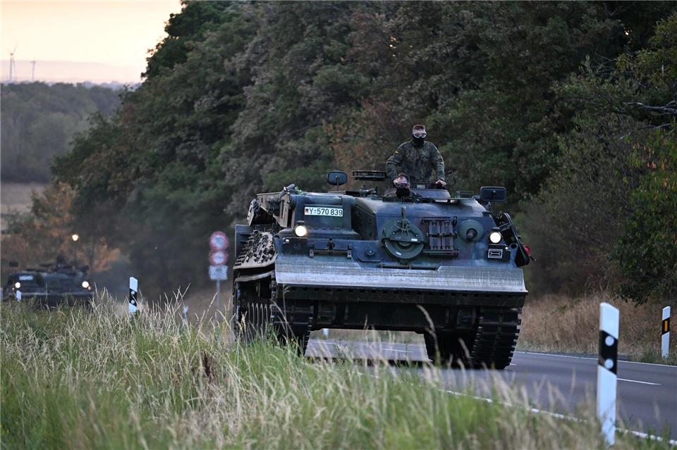 Auch Pionierpanzer der Bundeswehr sind im Einsatz. Federico Gambarini/dpa