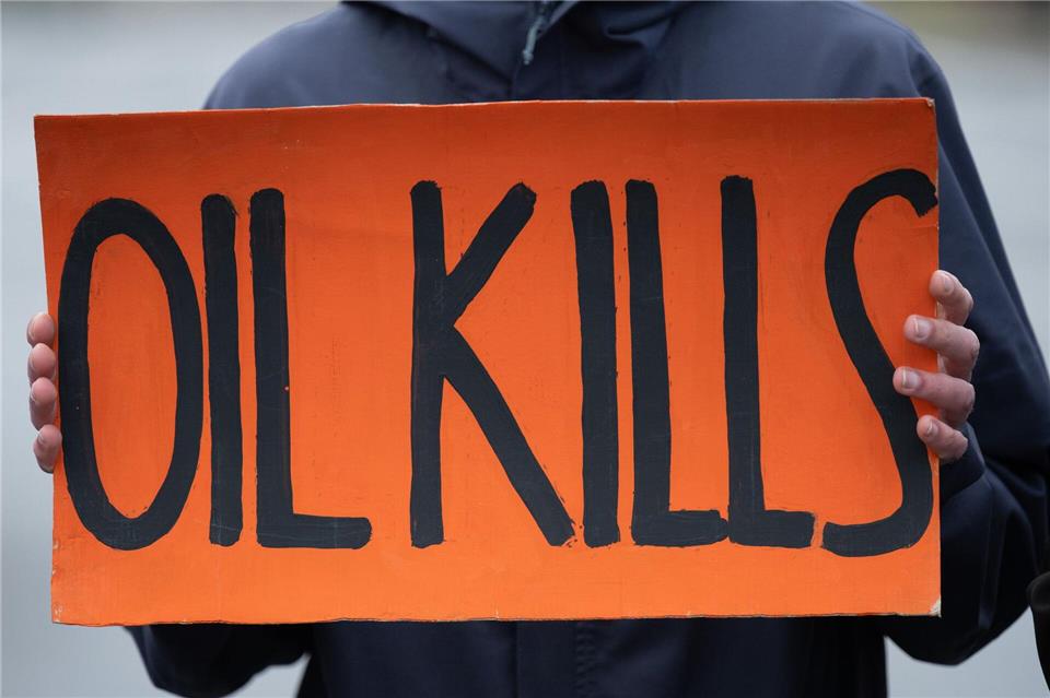 Auch Plakate wurden in die Höhe gehalten.Sebastian Kahnert/dpa