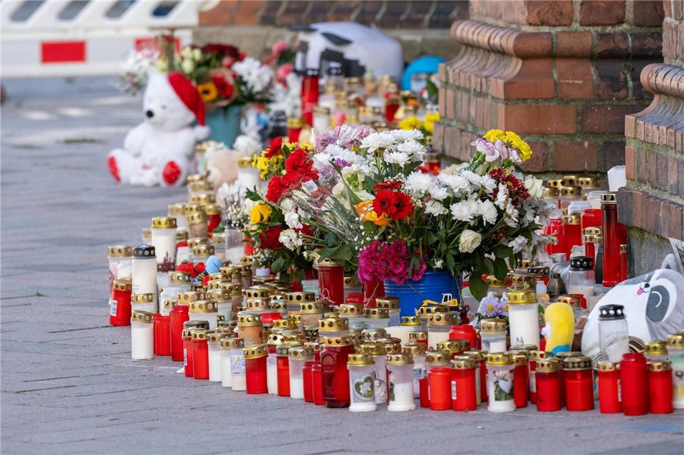 Kein Verdächtiger im Fall Fabian: Druck auf Ermittler wächst Auch Plüschtiere und handgeschriebene Zettel erinnern an Fabian, der mutmaßlich einem Gewaltverbrechen zum Opfer fiel.Stefan Sauer/dpa