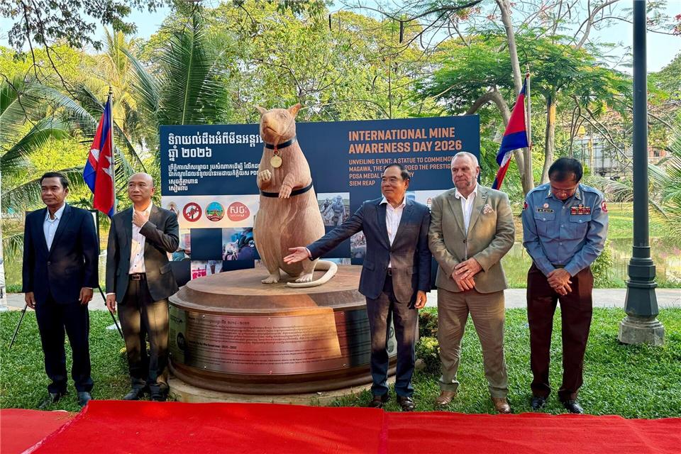 Auch Politiker kamen zur feierlichen Enthüllung.Carola Frentzen/dpa