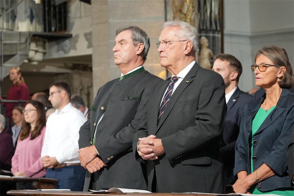 Auch Politiker wie Markus Söder und Joachim Herrmann (beide CSU) verfolgten den Gottesdienst.Felix Kirberg/dpa