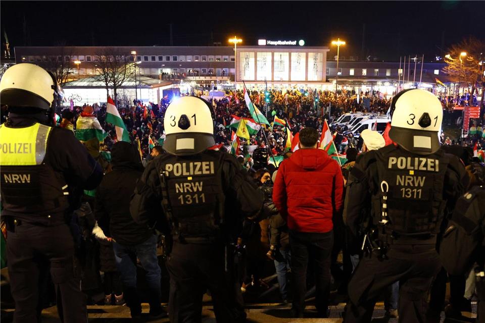 Auch Polizisten aus anderen Städten wurden nach Dortmund beordert, nachdem statt der angemeldeten 400 rund 4.000 Menschen an der Demo teilnahmen. Alex Talash/dpa